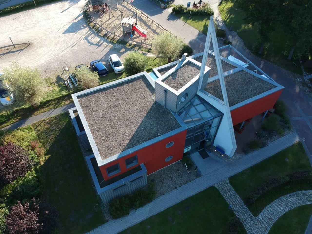 Marina Eldenburg - Ferienhauser Und Bootsverleih Am Tor Zur Muritz Waren  Exterior photo